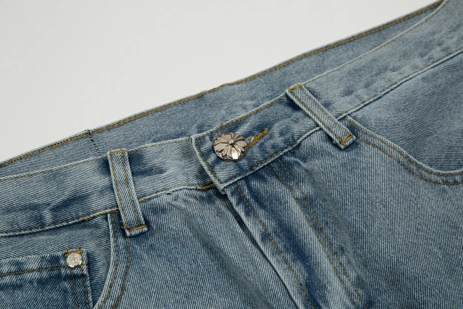 KE919#P180 The only correct leather label version on the market Chrome Hearts CH Cross embroidery distressed jeans Top ceiling quality 100% correct version The correct version is here!  Believe me this must be the best quality you will ever come across! ! Excellent value for money! !  Styles with different washes and textures are very friendly to people with thin legs and thick legs. The straight version is very flattering to the shape of the legs. The moderate length is timeless and easy to match. It is the basis of various styles and a must-have in the wardrobe! ! Add a little stacking to easily control the clean fit trend that has exploded this year. The fabric is stiff but also makes the upper body soft without losing texture. The sides and cuffs of some styles have a bone-wash effect. The vintage flavor pops up all at once. It’s really hard not to love it! ✅Correctly customize the Croxin metal leather label on the back panel. It is not sold directly with the cross on the finished jeans. 1:1 copying strives for excellence and the details are perfectly grasped. ✅The cross leather label is clear and smooth. Exquisite turning top craftsmanship. ✅Buttons, zippers and hardware are all customized versions of the Croxin LOGO. ✅High-cost washing process. Size: 28 30 32 34 36 (5 sizes)